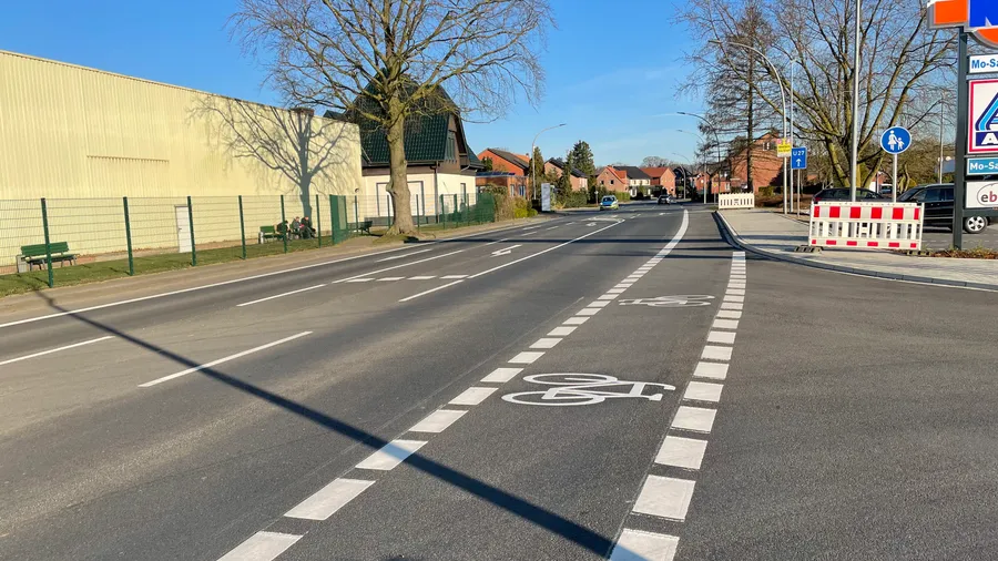 Neue Zufahrt Discounter an einer Landesstraße